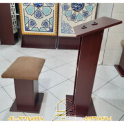 میز و صندلی نماز نشسته